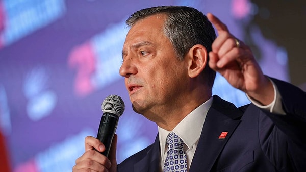 Özgür Özel, halka seslenirken Valilik kararını eleştirdi.