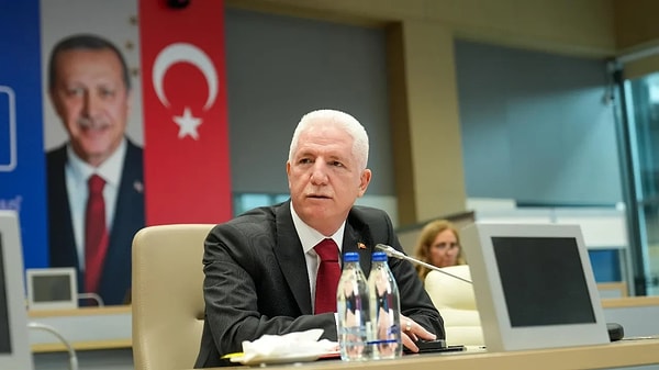 İstanbul'da meydana gelen 6.2'lik depremin ardından daha büyük depremin beklendiğine dair iddialar gündeme geldi. İstanbul Valisi Davut Gül, sosyal medya hesabından bu iddialara ilişkin paylaşımda bulundu.