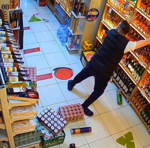İkileme düşen vatandaş, rafı tutmaya karar vermişti.
