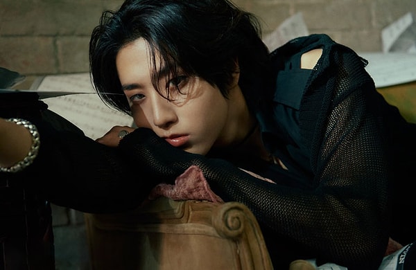 HAN, Bangchan'a katılan ilk Stray Kids üyesiydi, ardından Changbin geldi.