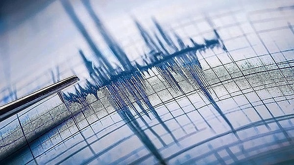 İstanbul'da dün saat 12.49'da 6,2 büyüklüğünde deprem meydana geldi. Deprem 13 saniye sürdü. Depremin ardından başlayan artçı depremler halen devam ediyor.