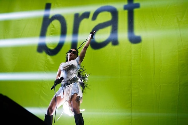 Geçtiğimiz yaz büyüüüüük ses getiren ve halen etkisi devam eden "brat" albümünde Charli xcx ile düet yapmıştı.