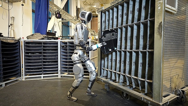 Bugün dünyanın dört bir yanında robotlar üretimden lojistiğe kadar pek çok alanda hayatımıza entegre olmuş durumda. Görseli