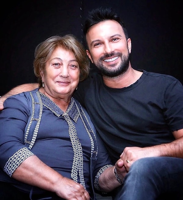 Tarkan, annesinin vefatının ardından çıktığı sahnede duygularına hakim olamadı!