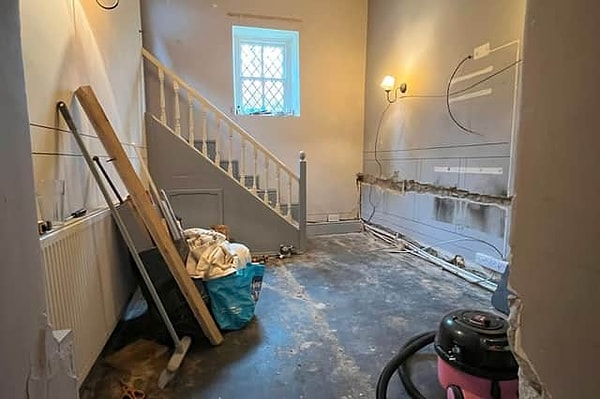 Çift duvarları yenilerken insan kemikleriyle karşılaştı!