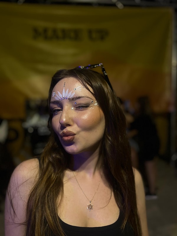 Öncelikle açıklayalım: Glitter makyaj nedir? Görseli
