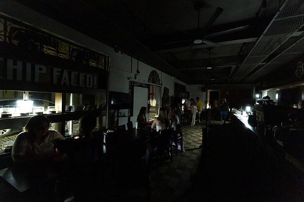 İspanya'daki elektrik şebekesi operatörü Red Electrica firması, X sosyal medya platformundan yaptığı açıklamada, ülke genelinde elektrik kesintisi yaşandığını doğruladı.