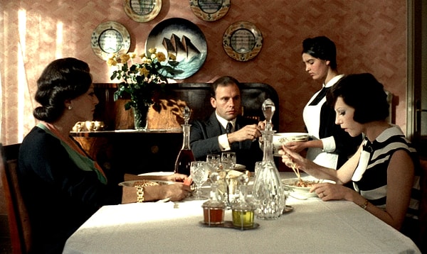 Marcello karakteri üzerinden bireyin faşist rejimlere neden boyun eğdiğini psikolojik ve toplumsal düzlemde inceleyen film, Marcello'nun konformizmi sadece politik değil, aynı zamanda kişisel ve cinsel olduğunu gözler önüne seriyor.