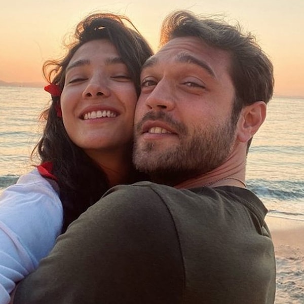 Mientras Turquía se ve sacudida durante días por debates políticos, de boicot y de censura, Aybüke Pusat fue uno de los nombres que recibió su parte de esta tormenta en el mundo de las revistas.