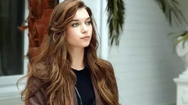 Afra Saraçoğlu bu kez dijital bir platformda yayınlanacak yeni dizisi ile adından söz ettirmeyi başardı. Görseli