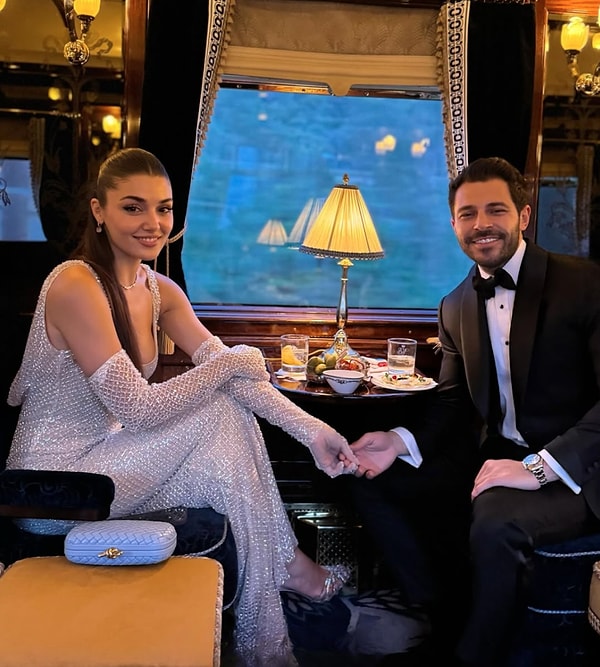 Bu sözlerin ardından güzeller güzeli sevgilisiyle el ele oldukları kareyi sosyal medya hesabında paylaşan Hakan Sabancı bu romantik anlarla yine olay oldu.