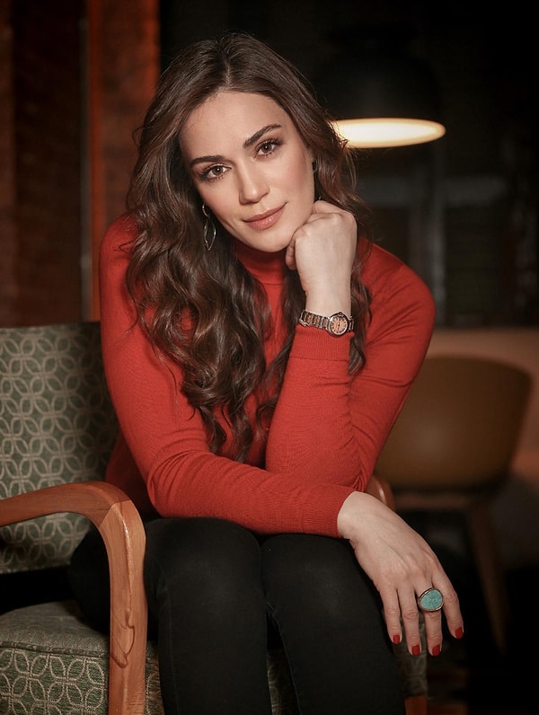 Özge Borak Kimdir?