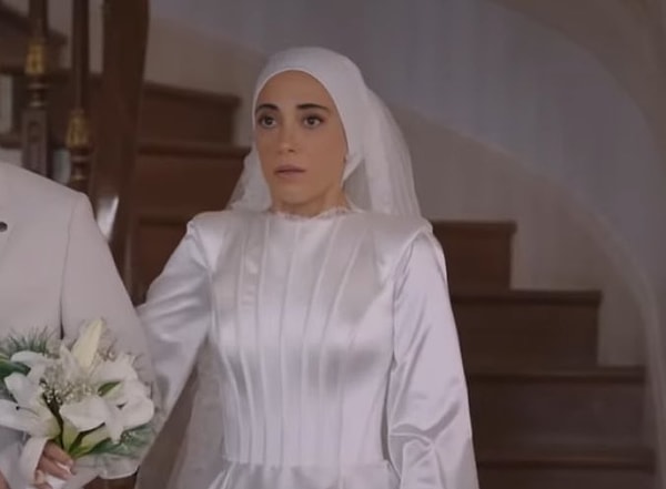 Umut'la evlenirken giydiği gelinlik...