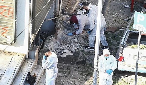 Polis, patlamada çok sayıda dükkanın ve aracın hasar gördüğünü açıkladı.