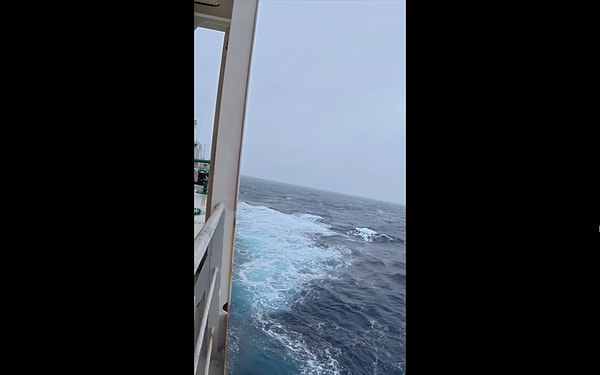 O durgun denizin ardından yaşanan fırtınayı da paylaştı.