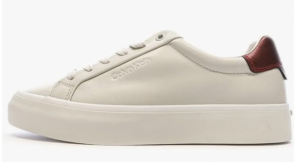 10. Minimalist şıklık arayanlar için Calvin Klein’in bu krem rengi sneakerları tam size göre!