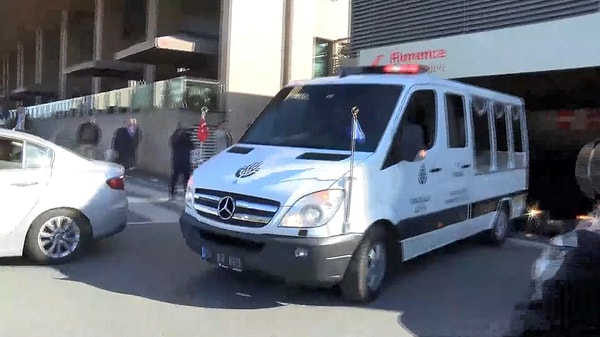 Sırrı Süreyya Önder geçirdiği kalp rahatsızlığı sonrasında hastaneye kaldırılmış ve 18 gün süren yaşam savaşını kaybetmişti.