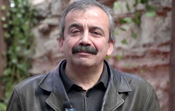 Sırrı Süreyya Önder geçirdiği kalp rahatsızlığı sonrasında 18 günlük yaşam mücadelesini kaybetti.