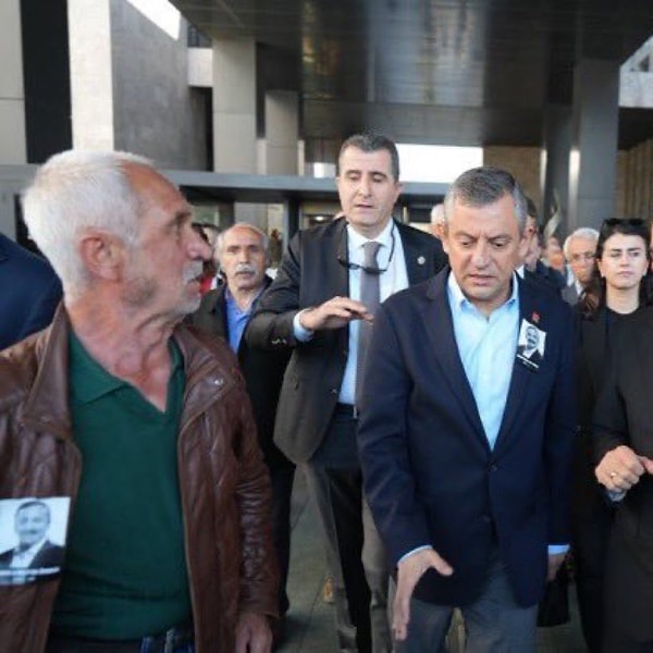 Özgür Özel, daha önce 2 çocuğunu öldürdüğü için hüküm giyen Selçuk Tengioğlu’nun saldırına uğradı.