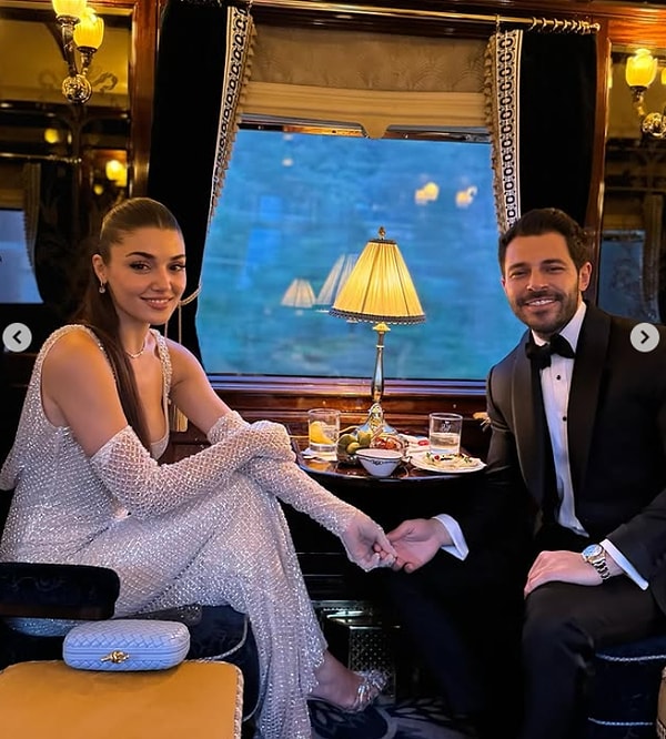 Şöhret basamaklarını hızla çıkan oyuncu Hande Erçel, Hakan Sabancı ile yaşadığı aşkla anılıyor şu günlerde. Görseli