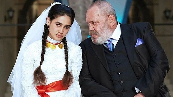 Onur Akay’ın iddiasına göre; ABD’de bu kez de kendisinden 40 yaş büyük biriyle evlenmek için hazırlıklar yapan Meltem Miraloğlu, bir ABD’li gencin saldırısına uğradı. Görseli
