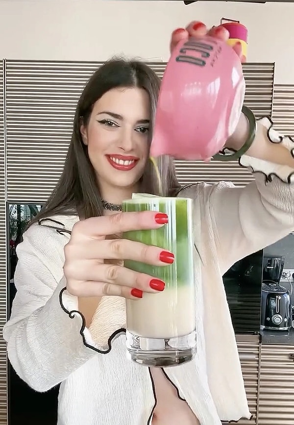 Hayatımıza "Matchaaa" telaffuzu ve tarifiyle giren Derin Talu, haftalar içerisinde binlerce insanı "Matcha" içeceği müptelası yaparken aynı zamanda birçok başka detayla da gündeme oturdu. Görseli