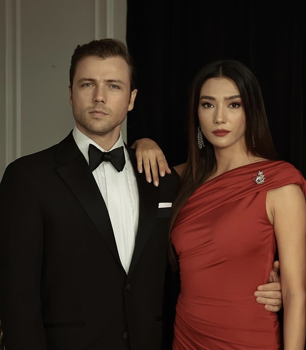 TRT'nin sevilen dizisi Teşkilat'ta Altay karakterine hayat veren Tolga Sarıtaş'ın partneri Aybüke Pusat'tı. Görseli