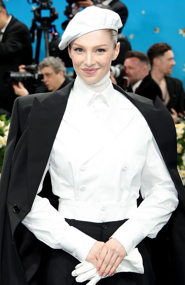 Hunter Schafer, 2025 Met Gala'sında Prada imzalı özel bir takım elbise ile kırmızı halıda dikkatleri üzerine çekti. Görseli
