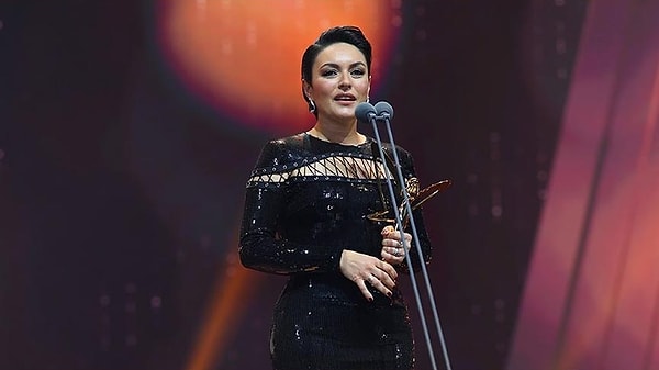 Ezgi Mola'nın Kazandığı Ödüller ve Adaylıkları