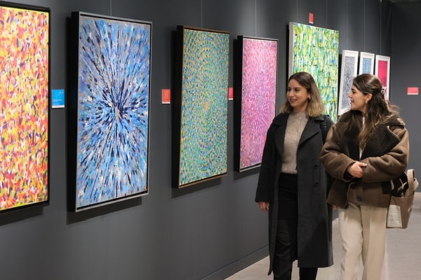 Usta ressam dahiyane bir fikirle bu imzayı kendi imzasıyla birlikte tablolarına nakşediyor.