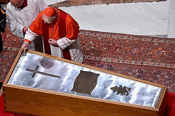 Papa Francesco (Papa Francis) 21 Nisan 2025'te 88 yaşında hayatını kaybetti.