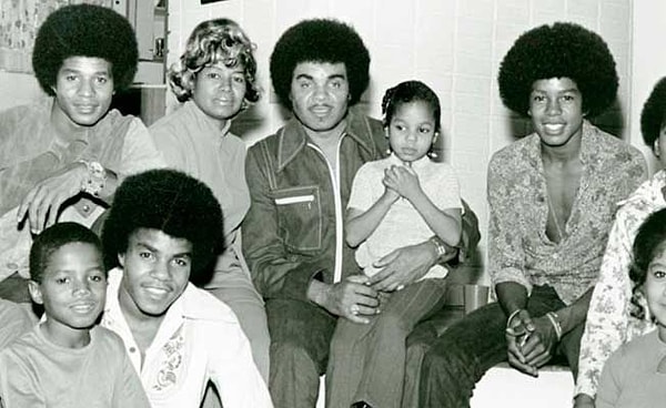 İşte bu efsanenin ardında kalan en önemli figürlerden biri olan annesi Katherine Jackson, geçtiğimiz gün 95 yaşına bastı. Görseli