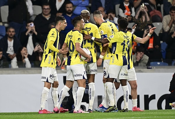 Şampiyonluk yolunda yara alan Fenerbahçe, Başakşehir maçına çıktı. Görseli