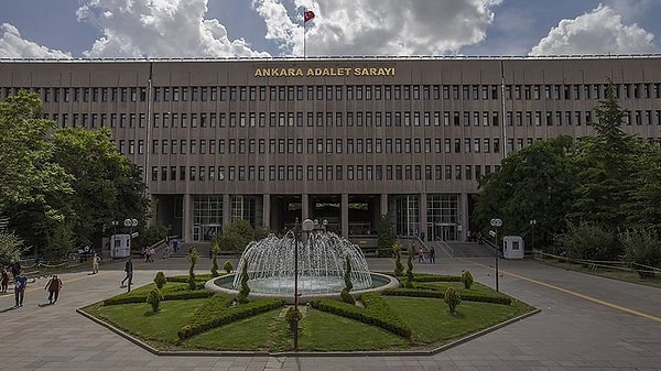 'Yasak aşk' çok geçmeden adliye koridorlarından Türkiye gündemine taşındı. Cumhuriyet Savcısı, önce Şanlıurfa Adliyesi’ne görevlendirildi, daha sonra ise geçici olarak görevden uzaklaştırıldı. Görseli