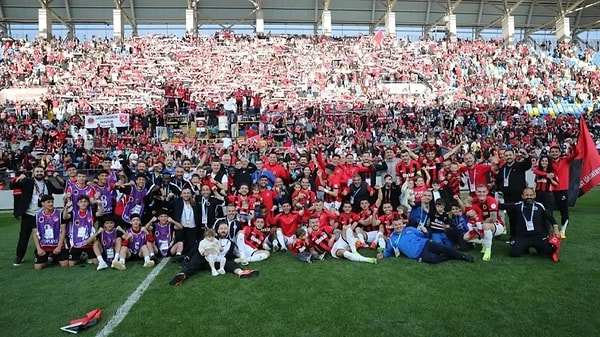 Gençlerbirliği şampiyon oldu. Görseli