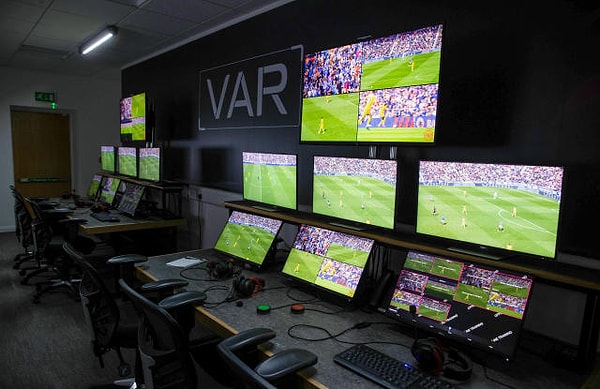 VAR odası gol iptal edilince rahat bir nefes aldı. Görseli
