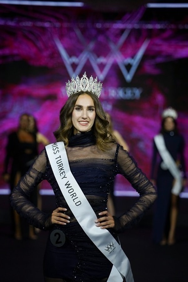 Miss Turkey World 2024 unvanını geçtiğimiz yıl kazanan ve tacını Nursena Say’dan devralan İdil Bilgen, o günden beri adeta gündemden düşmüyor. Görseli