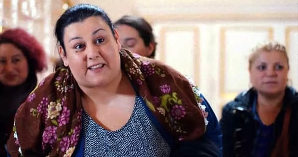 Rol aldığı her yapımda dikkatleri üzerine çeken Esin Gündoğdu canlandırdığı her karakterle büyük beğeni toplayan oyuncularımızdan bir tanesi. Görseli