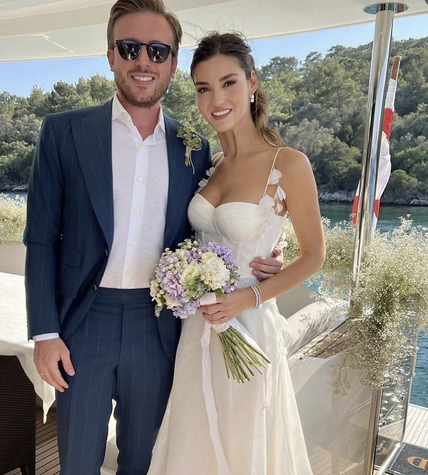 Miller Holding’in genç veliahtı Alara Mildon ile iş insanı Doğukan Dudaroğlu, geçen yıl Monaco’da yapılan ultra lüks bir düğünle dünyaevine girdi. Görseli