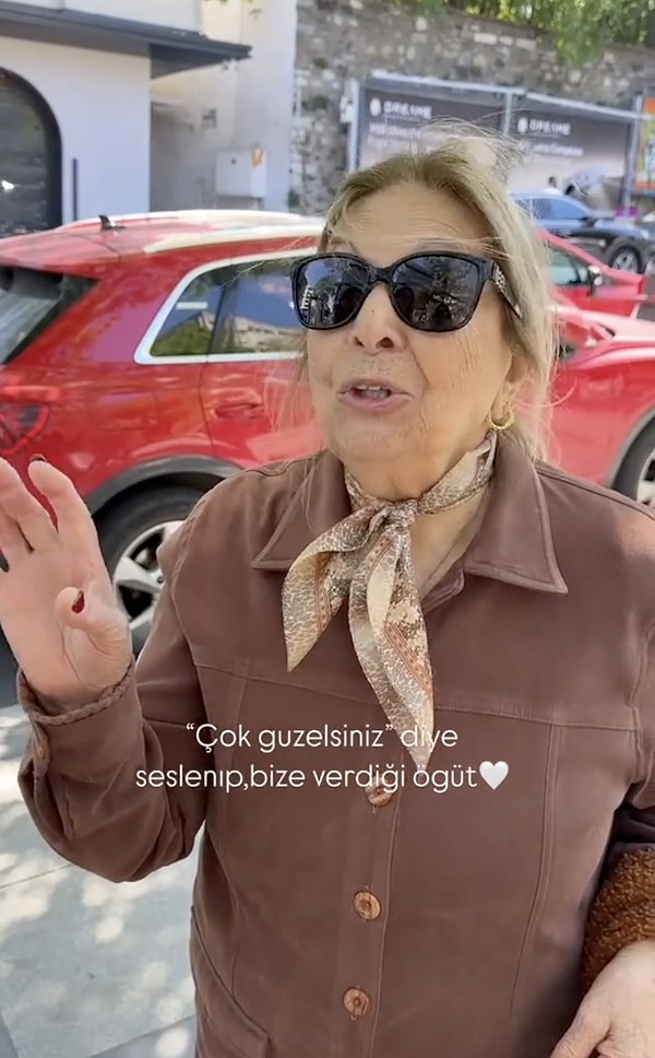 "Çok güzelsiniz" diye seslenip yanlarına gitti. Görseli
