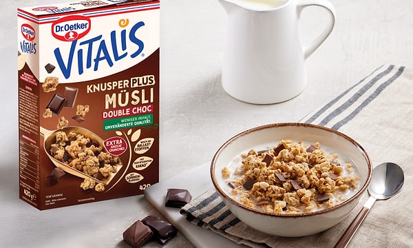 Bu sefer klişelere, lezzetsiz şeylere yer yok! Dr. Oetker Vitalis Sütlü Bitter ile enerjik ve zinde yaşamın eğlenceli yanını keşfet!