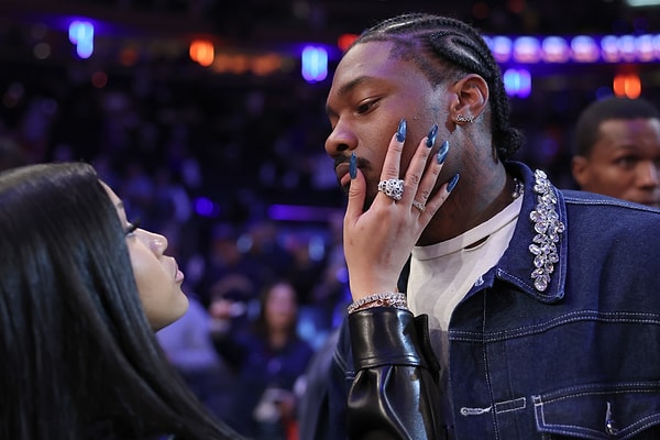 Cardi B sonunda yeni bir aşka yelken açtı. Stefon Diggs ile Ny Knicks basketbol maçında görüntülendi.