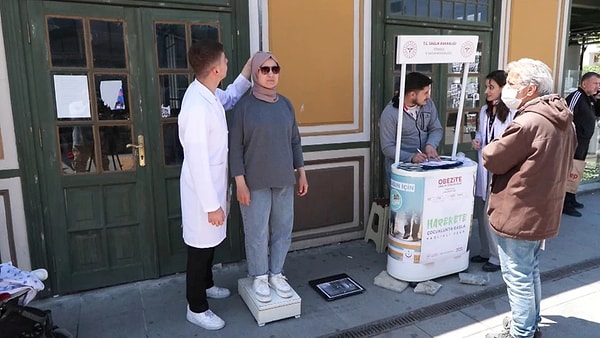 Bakırköy İlçe Sağlık Müdürlüğü ekipleri, Sağlık Bakanlığı'nın Türkiye genelinde başlattığı 'İdeal Kilonu Öğren, Sağlıklı Yaşa' projesi kapsamında Bakırköy Özgürlük Meydanı'nda etkinlik düzenledi.
