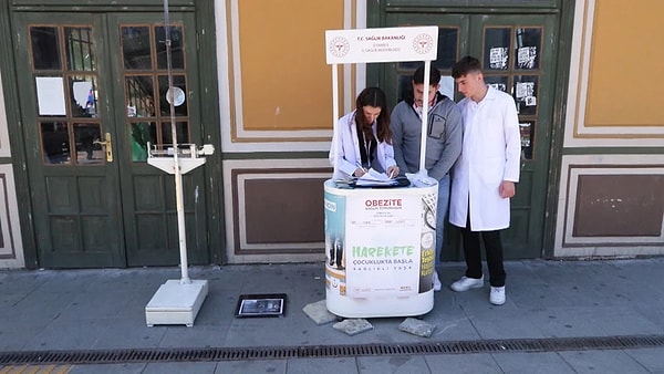Bakırköy'de Sağlık Bakanlığı tarafından başlatılan 'İdeal Kilonu Öğren, Sağlıklı Yaşa' projesi kapsamında katılımcıların boy ve kilo ölçümlerini yapılarak vücut kitle indeksi (VKİ) hesaplandı. Görseli