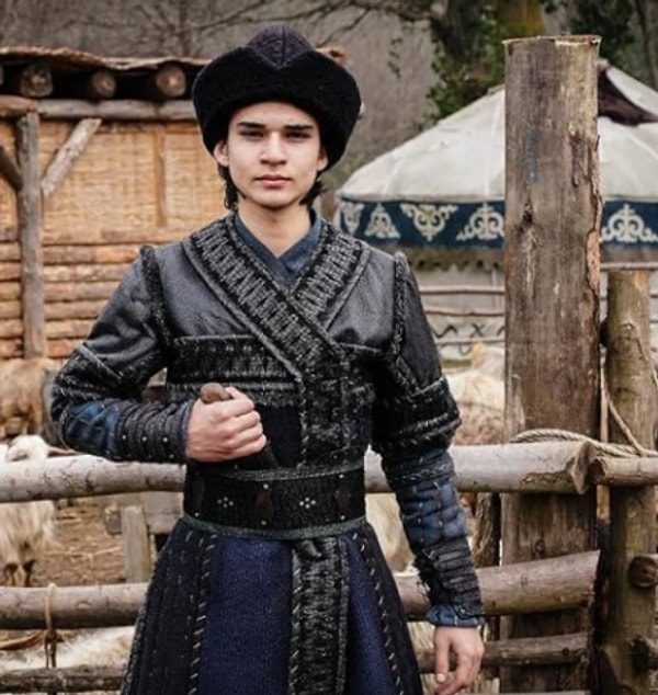 According to the news in Gazetemagazin, it was learned that the person in the images is Kerem Bekişoğlu, who plays the character of Prosecutor in the TV series Diriliş Ertuğrul.