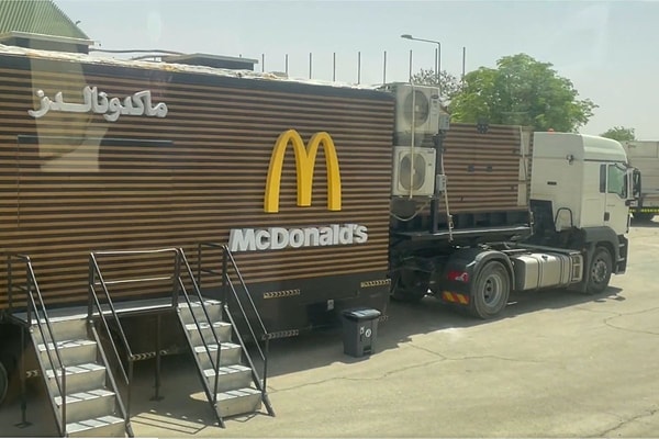 Suudi Arabistan'da Trump için mobil McDonald's kuruldu. Görseli