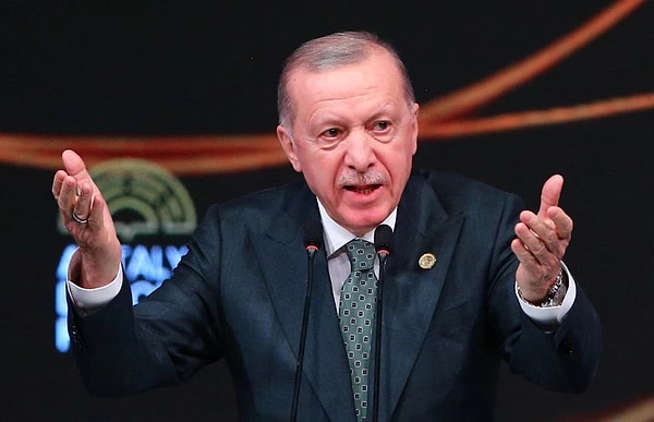 Her mitinginde olduğu gibi bu mitinginde de Cumhurbaşkanı Erdoğan'a seslenen Özgür Özel, şunları söyledi: Görseli