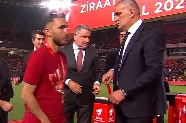 Galatasaraylı Serhat Doğan da TFF Başkanı İbrahim Hacısomanoğlu'nun elini sıkmadı