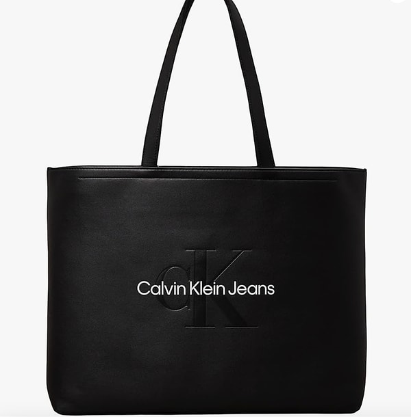 4. Amazon’da indirimde olan Calvin Klein çanta, siyah rengi ve tasarımıyla her anınıza eşlik edecek.