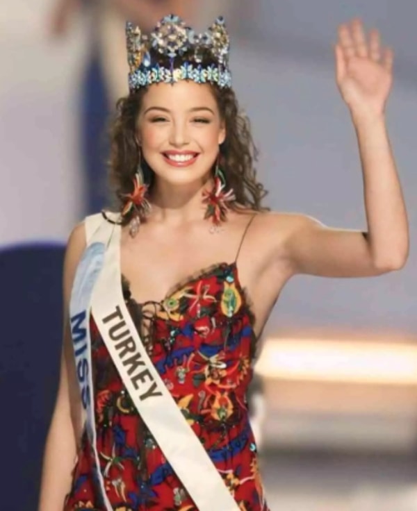 Güzelliğiyle kendine hayran bırakmaya devam eden Azra Akın, ilk olarak 1998 yılında Elite Model Look Türkiye birincisi olarak dikkatleri üzerine çekmişti. Görseli